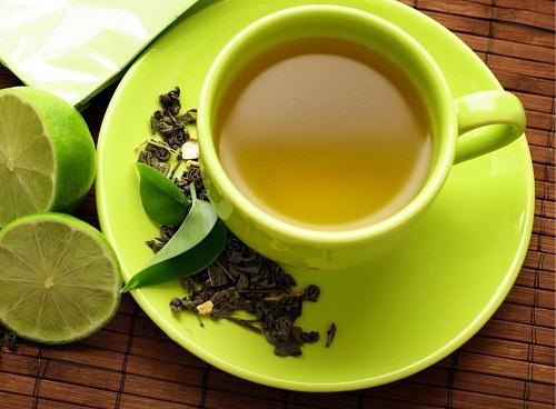 Detox cơ thể bằng nước trà xanh hoặc trà ấm