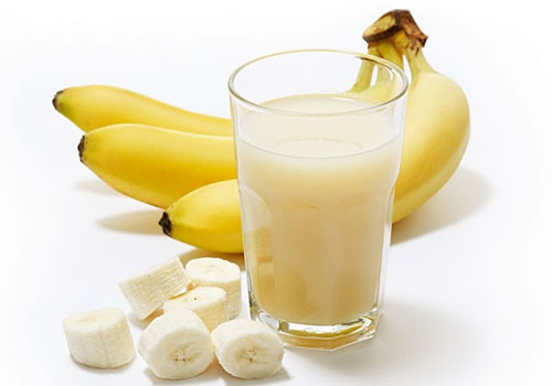 Chuối và sữa cung cấp các chất thiết yếu trong quá trình thực hiện việc detox 7 ngày giảm cân hiệu quả.