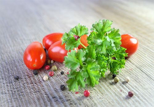 Detox giảm mỡ bụng hiệu quả từ rau mùi và cà chua bạn gái đã biết?