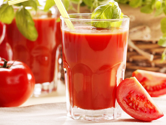 Nước ép cà chua cùng sữa tươi trộn đều đắp lên mặt là cách làm detox đẹp da hiệu quả 