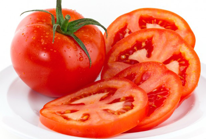 Với cách làm detox đẹp da bạn hãy thái lát cà chua rồi đắp lên mặt khoảng 15 phút sẽ duy trì làn da mịn màng