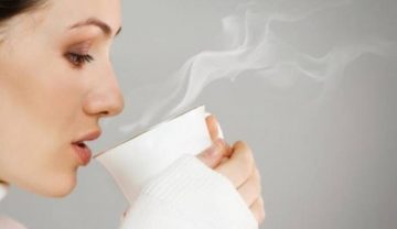 Uống nước ấm cùng xông hơi sẽ giúp detox loại bỏ chất độc qua da.