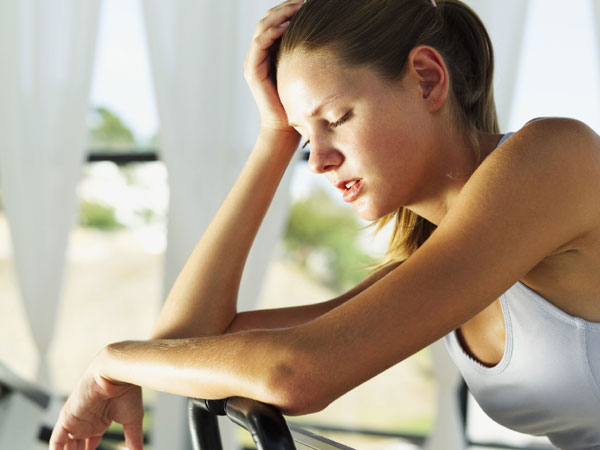 Cơ thể mệt mỏi, vận động chậm chạp cũng là dấu hiệu chứng tỏ cơ thể bạn bị nhiễm độc.