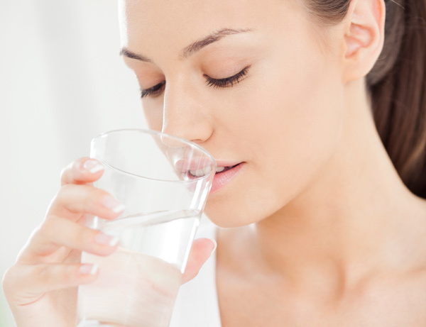 Bắt đầu buổi sáng với cốc nước lọc ấm cũng đã giúp bạn detox thải độc cơ thể.