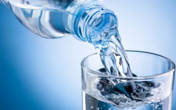 uống đủ nước giúp cơ thể bạn thải độc tốt hơn.
