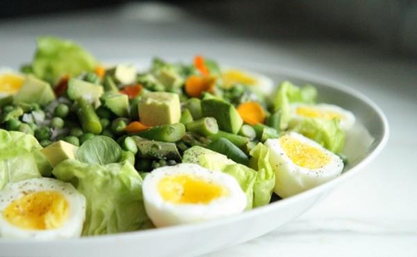 Salad cùng hoa quả là lựa chọn phù hợp khi detox trị mụn