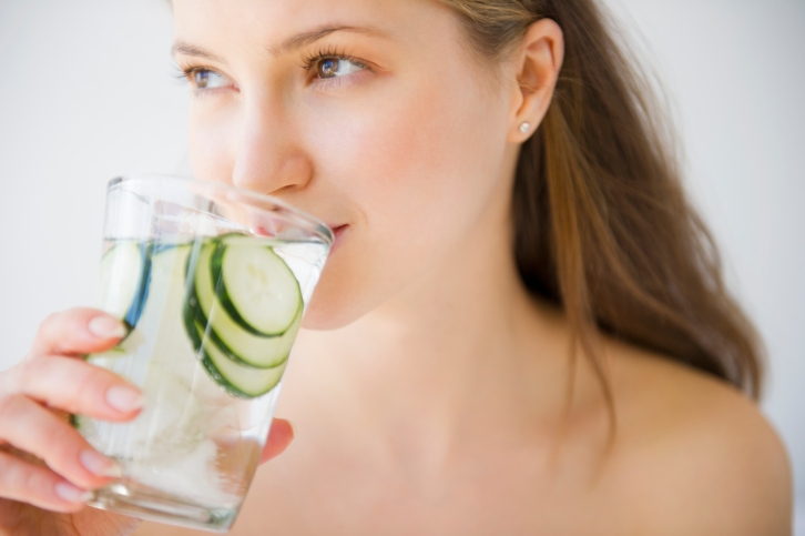 Uống đủ nước rất cần thiết để lưu giữ làn da đẹp