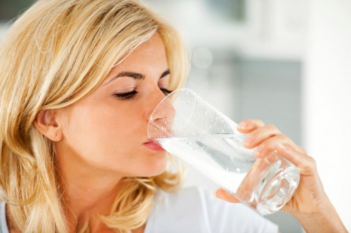 Uống đủ 2 lít nước mỗi ngày để thải độc ruột già